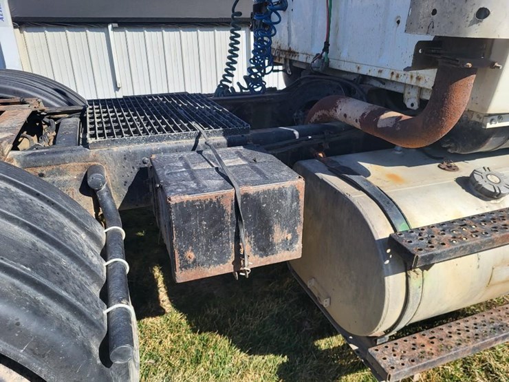1995-ford-l9000-tandem-axle-day-cab-semi-image-36