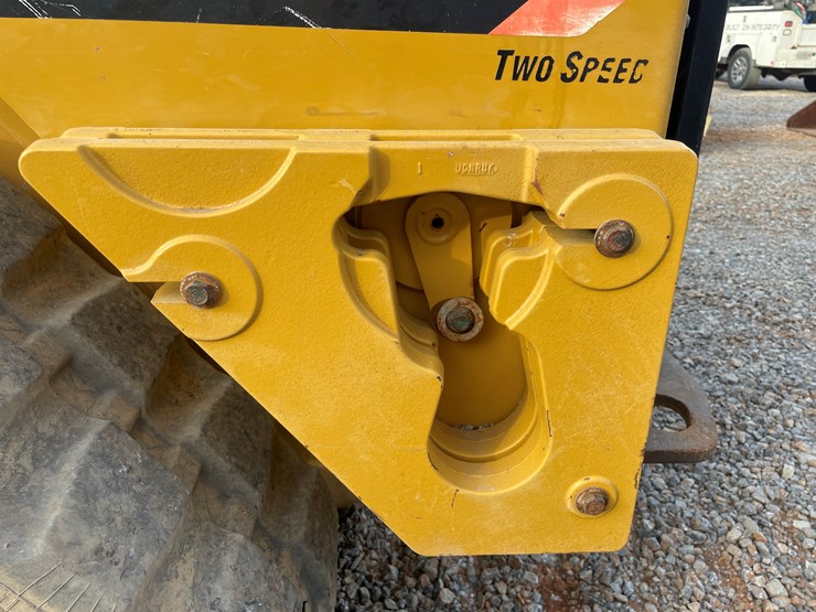 2017-caterpillar-259d-image-22