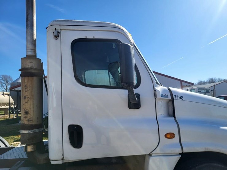 2013-freightliner-ca125dc-tandem-axle-day-cab-semi-image-38