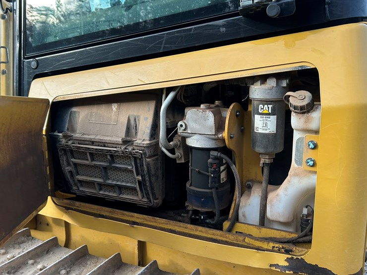 2023-caterpillar-d1-image-39