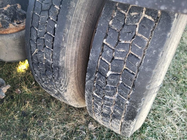 2013-freightliner-ca125dc-tandem-axle-day-cab-semi-image-31