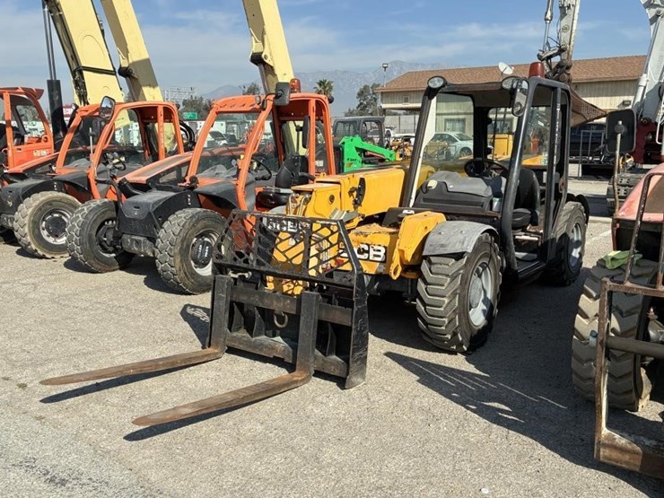 2015-jcb-525-image-1