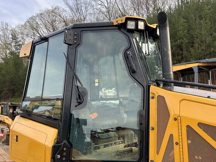 2023-caterpillar-d1-image-42