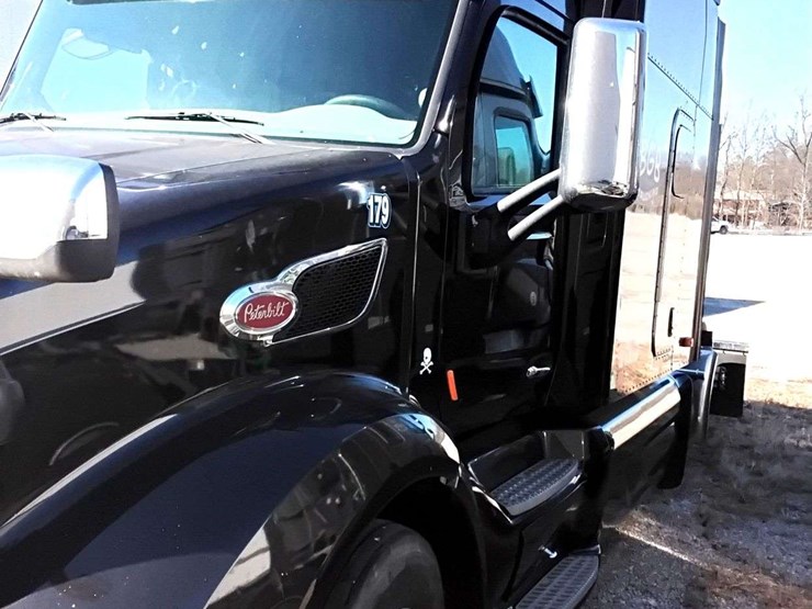 2019-peterbilt-579-image-1