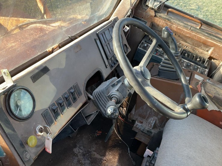 #300-•-2004-dressta-555b-wheel-loader-image-16