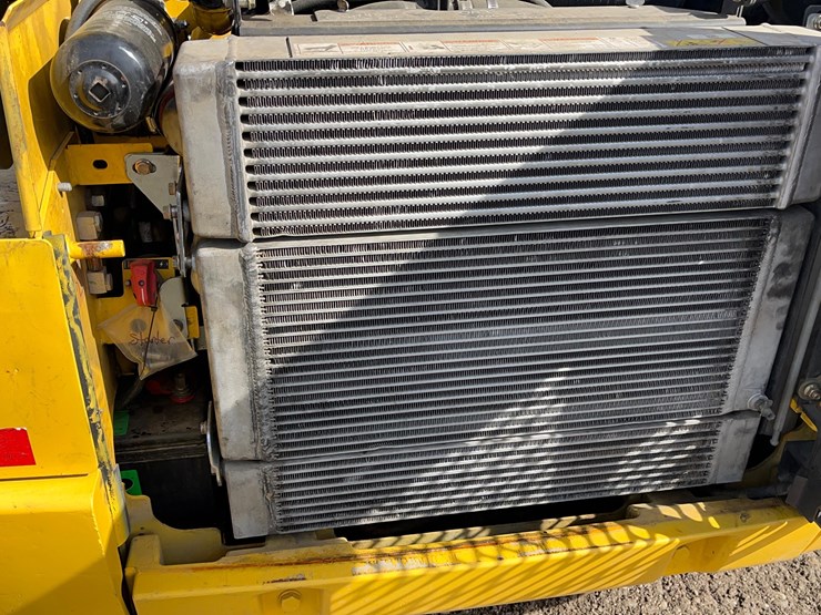 new-holland-l320-image-36