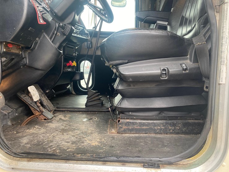 2002-peterbilt-379-image-100