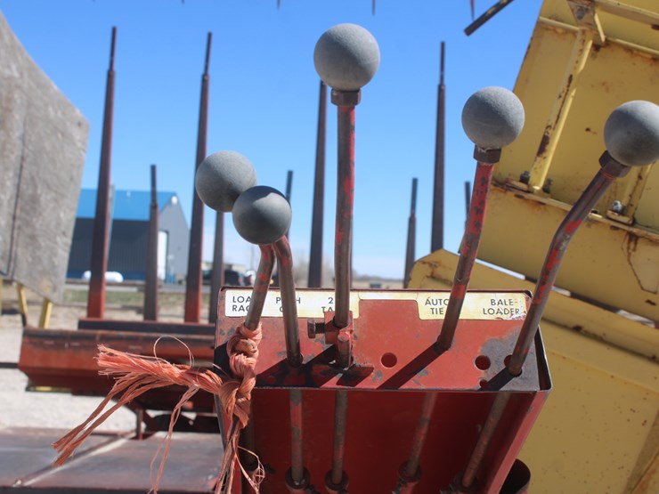 new-holland-1033-image-38