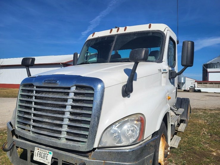 2013-freightliner-ca125dc-tandem-axle-day-cab-semi-image-10