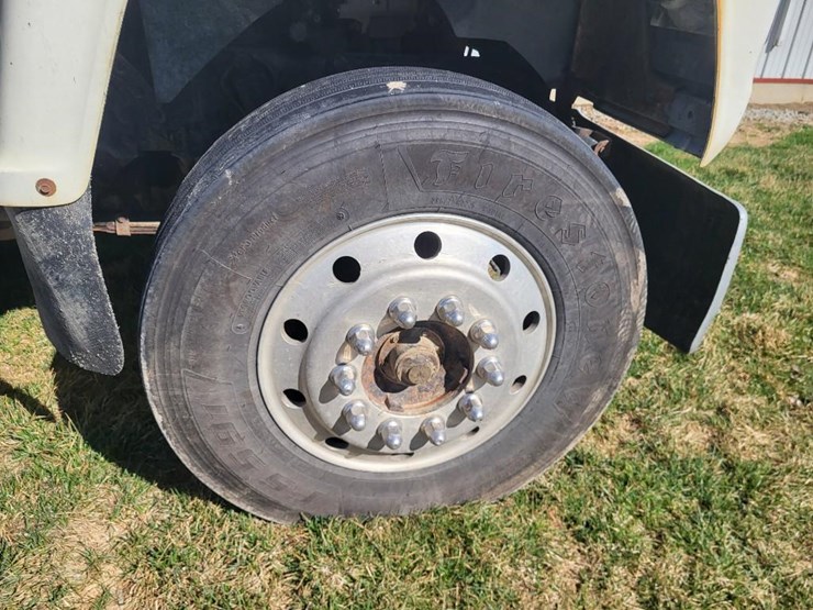 1995-ford-l9000-tandem-axle-day-cab-semi-image-48