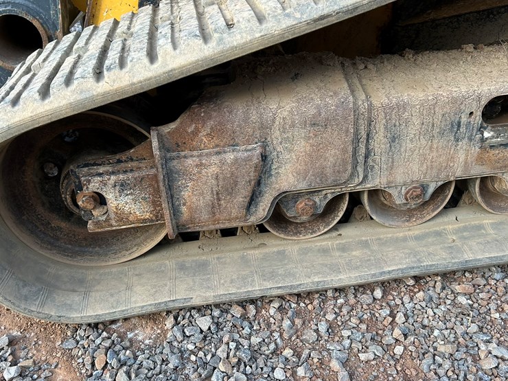 2011-deere-333g-image-58