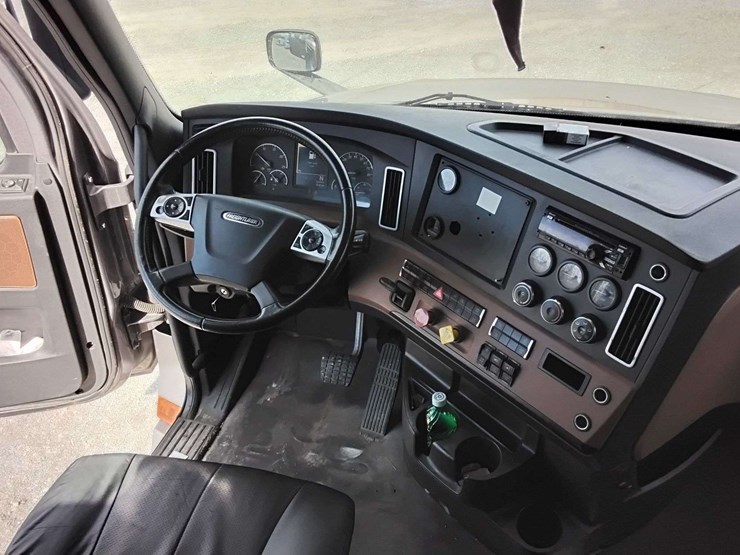 2020-freightliner-cascadia-126-image-40