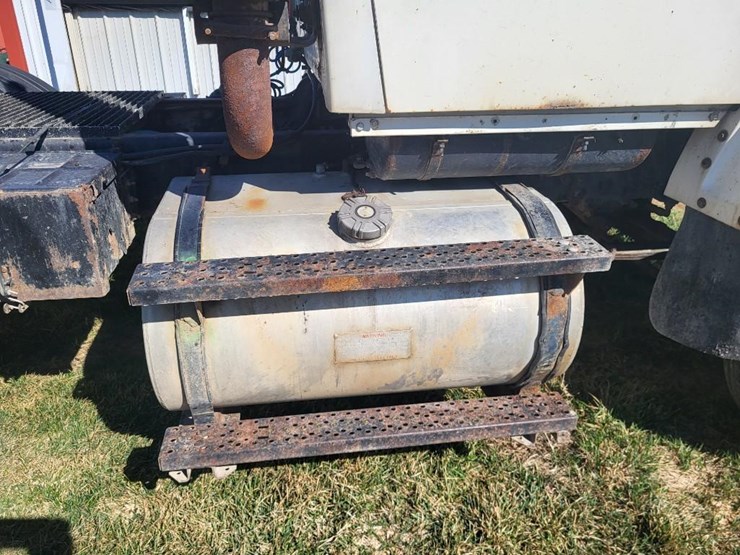 1995-ford-l9000-tandem-axle-day-cab-semi-image-43