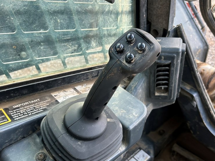 2011-deere-333g-image-41