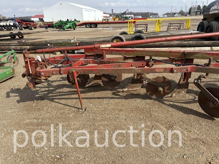 1840---5-btm-steerable-int-550-moldboard-plow-image-3