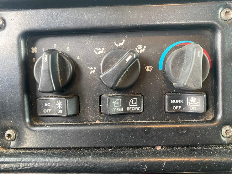 2002-peterbilt-379-image-102