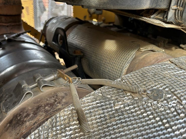 2015-caterpillar-d6t-lgp-image-35