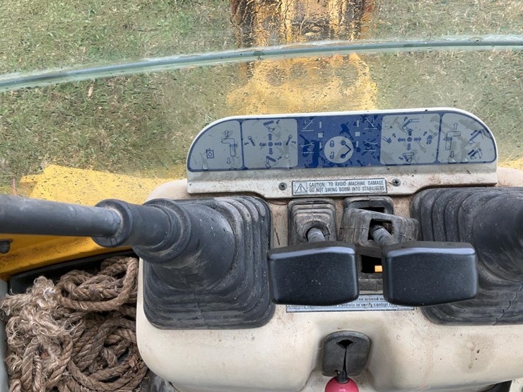 #360-•-2000-komatsu-4x4-utility-backhoe-image-37