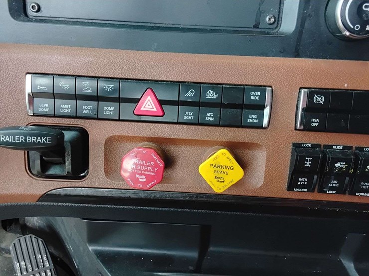 2019-freightliner-cascadia-126-image-38