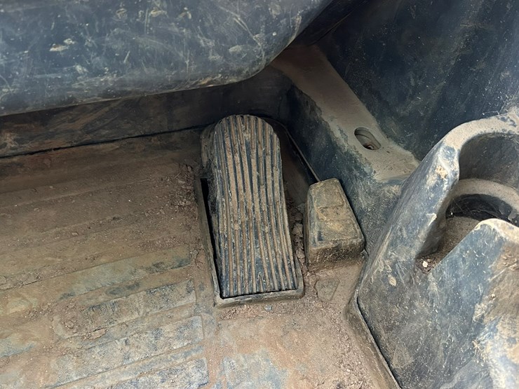 2011-deere-333g-image-48