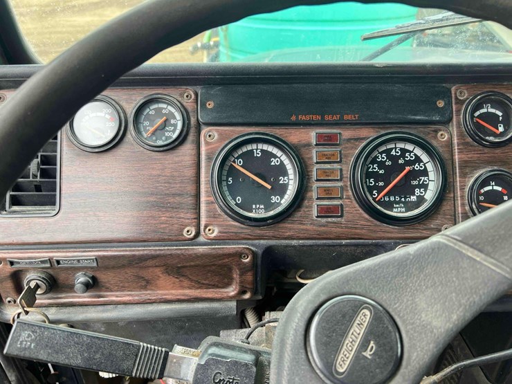 2000-freightliner-fld120-image-9