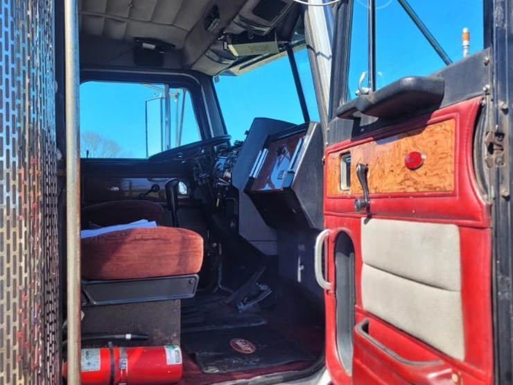 1993-peterbilt-377-image-4