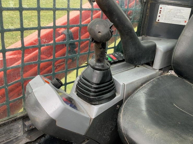 #250-•-2020-kubota-slv75-2-skid-steer-image-13