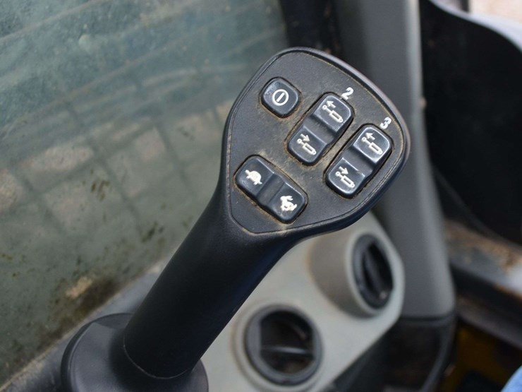 new-holland-l320-image-15