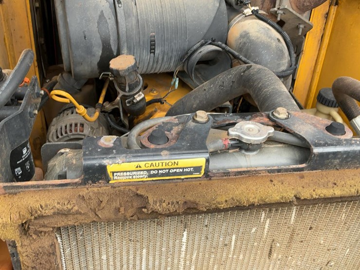 2003-deere-ct332-image-38