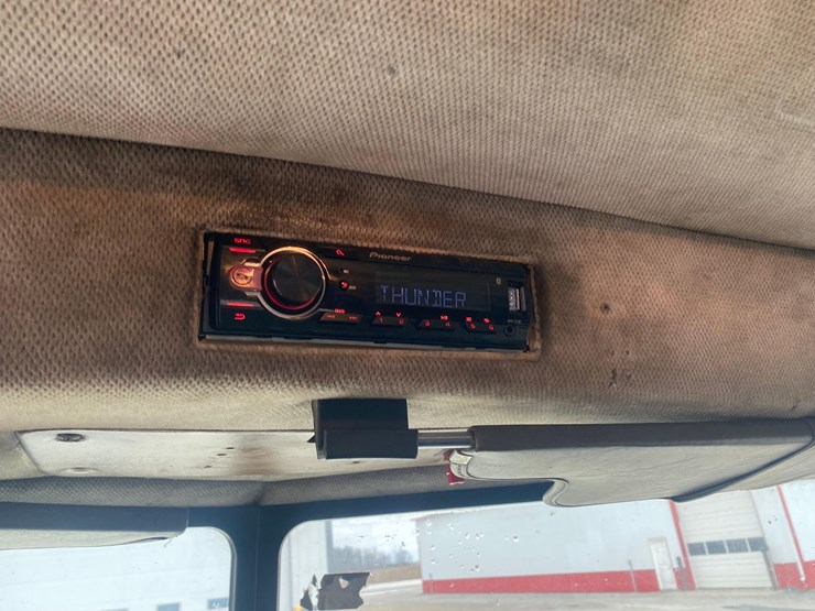 2002-peterbilt-379-image-114