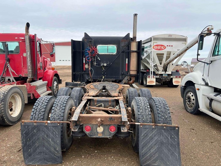 2000-freightliner-fld120-image-4