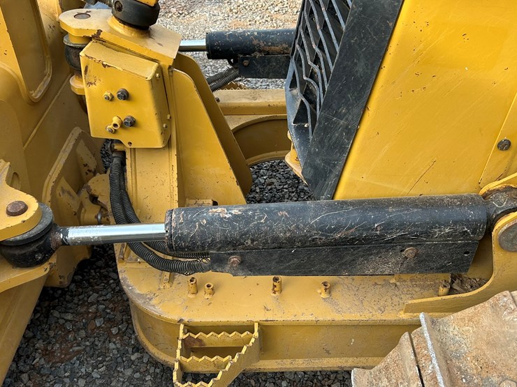 2023-caterpillar-d1-image-12