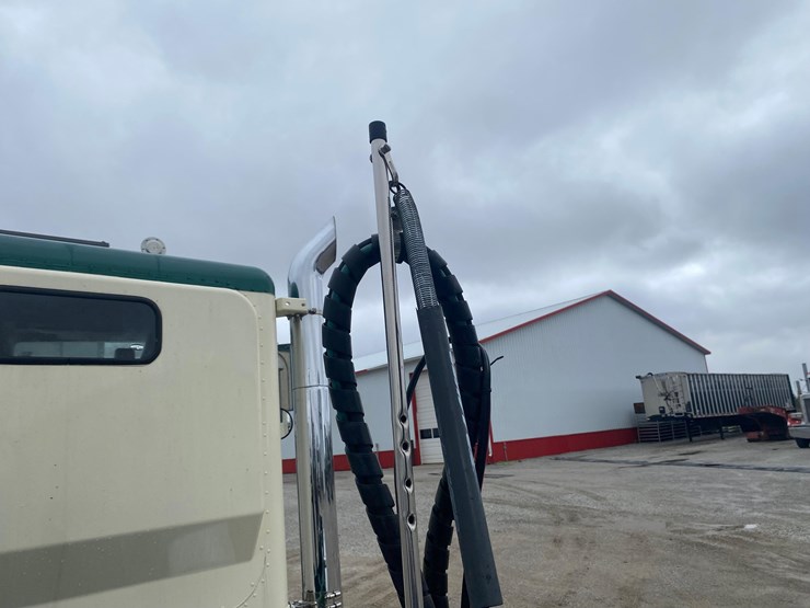 2002-peterbilt-379-image-53