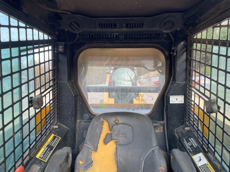 2006-deere-325-image-41