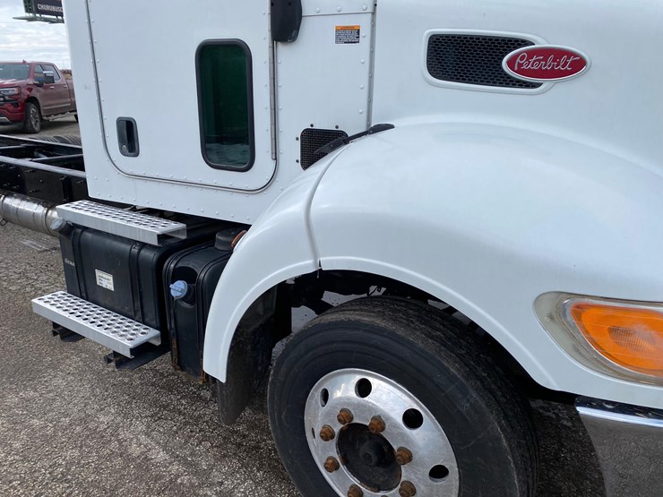 2016-peterbilt-325-image-16