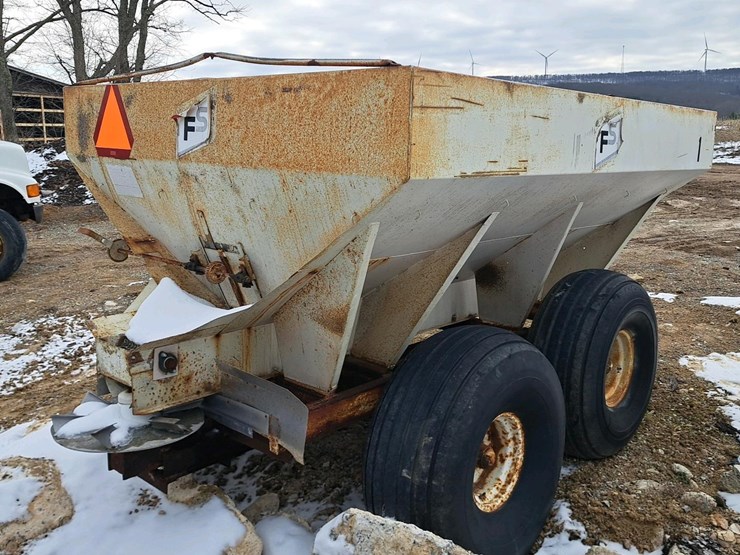 #710-•-fs-fertilizer-spreader-image-5