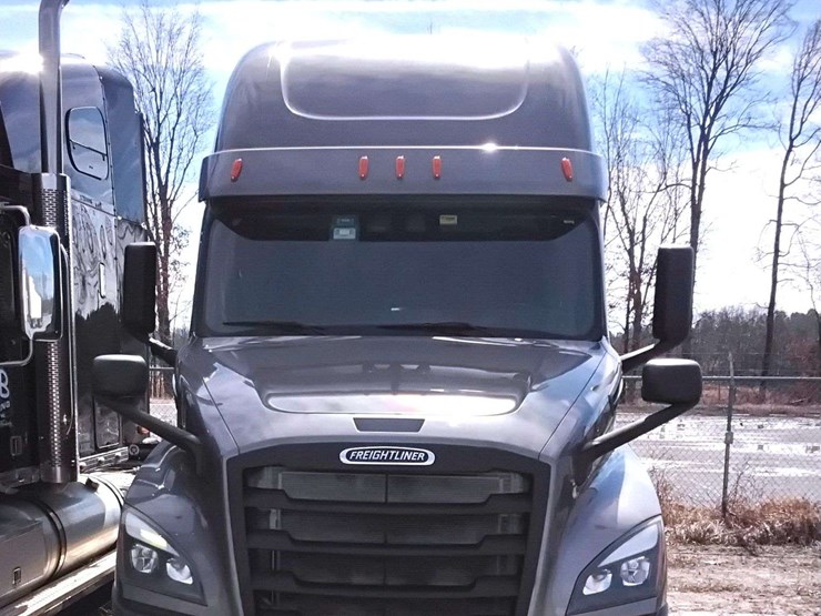2020-freightliner-cascadia-126-image-4