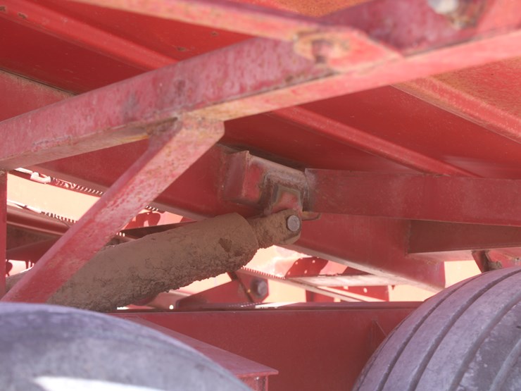 new-holland-1033-image-22