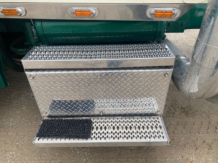 2002-peterbilt-379-image-57