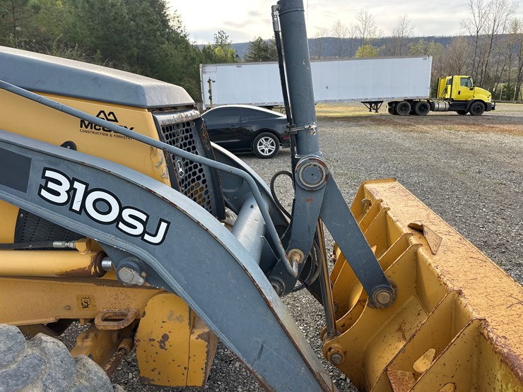 2011-deere-310sj-image-15