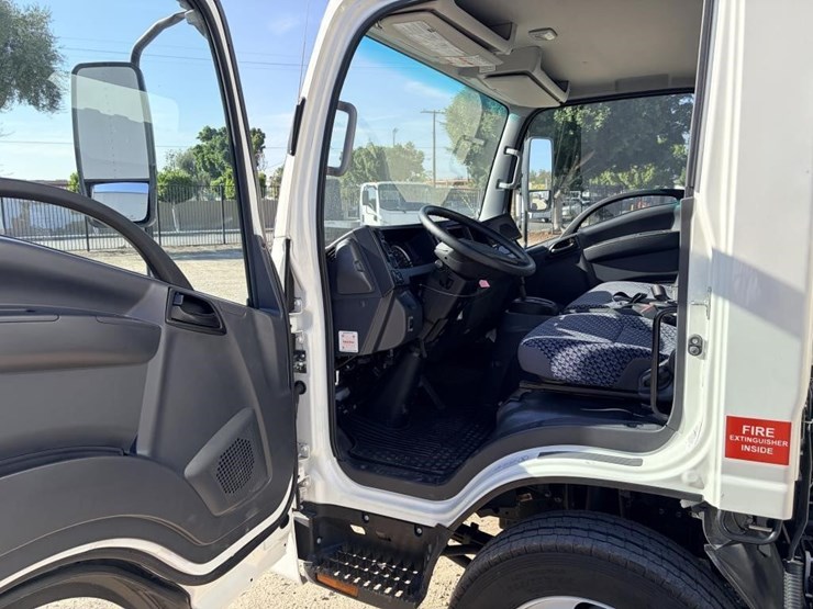 2023-isuzu-nrr-image-15