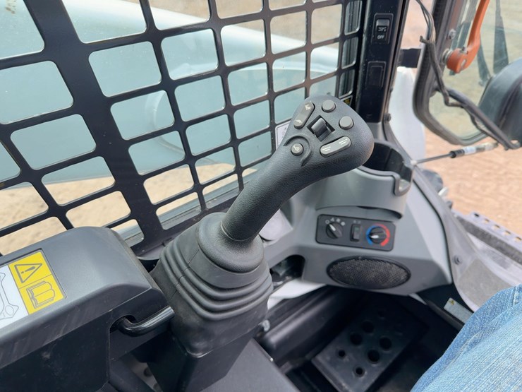 2024-bobcat-t770-image-21