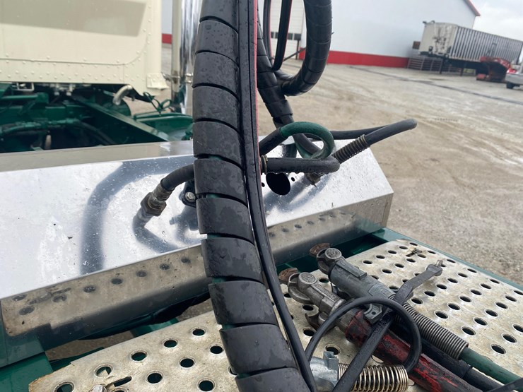 2002-peterbilt-379-image-52