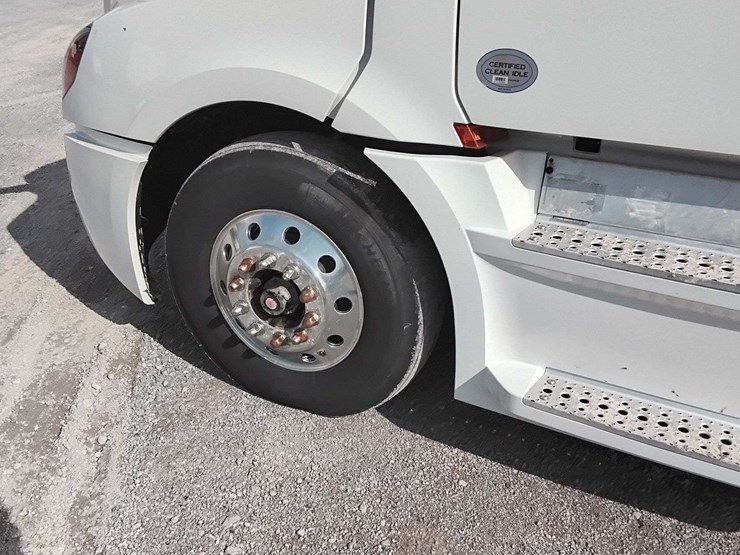 2019-freightliner-cascadia-126-image-15