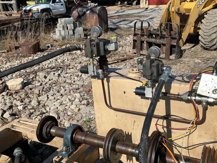 #200-•-iveco-power-unit-with-hydraulic-pumps-image-21