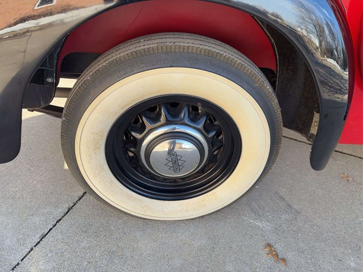 1937-international-d2-panel-truck-image-11