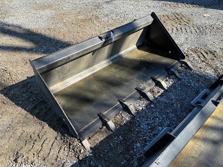 wildcat-72"-skid-steer-tooth-bucket-image-1