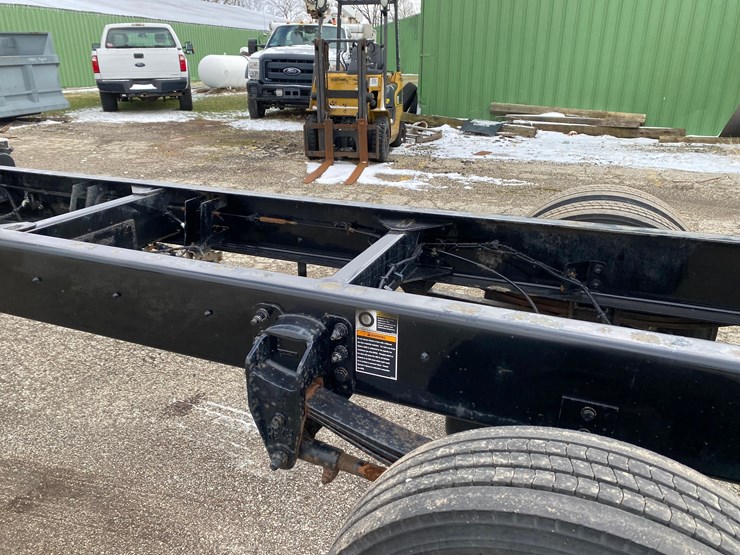 2016-peterbilt-325-image-11