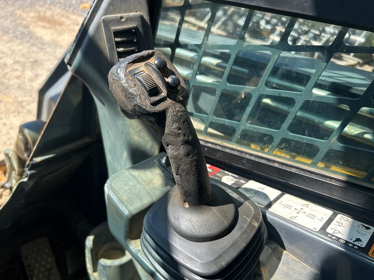 2015-deere-333e-image-32