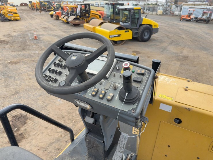 2013-caterpillar-ap-1055e-image-37